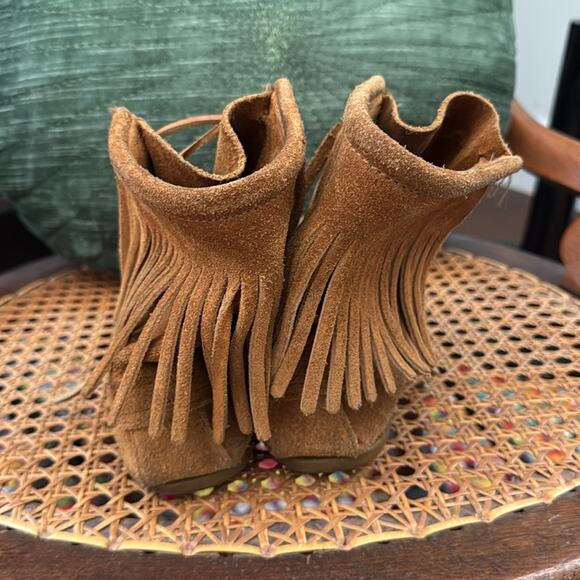 Minnetonka Tramper Tobacco Suede Lace Up Moccasin Fringe Booties - Picture 4 of 7